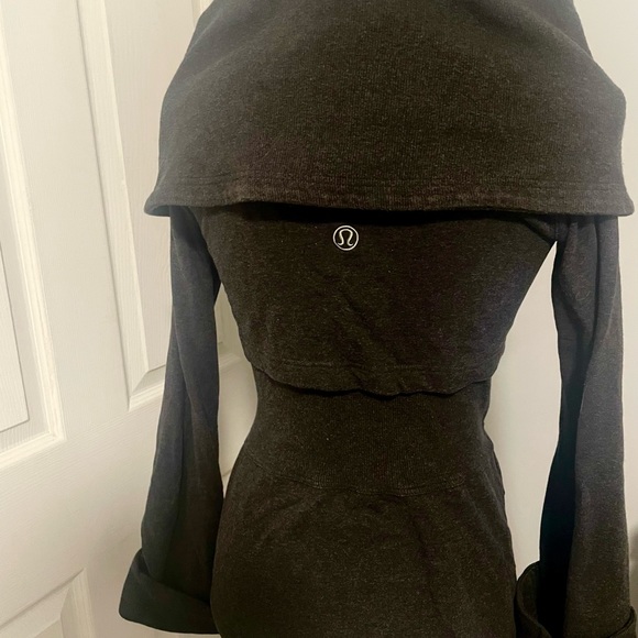 Lululemon Over the Top jacket, size 4 - Picture 4 of 5